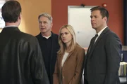 Als ein Soldat ermordet wird, müssen Gibbs (Mark Harmon, 2.v.l.), McGee (Sean Murray, l.), Bishop (Emily Wickersham, 2.v.r.) und Tony (Michael Weatherly, r.) mit der Cyber-Abteilung des NCIS zusammenarbeiten.