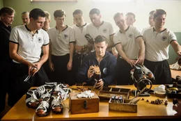 Fu&szlig;ball-Weltmeisterschaft in Bern 1954: In der Kabine der Nationalmannschaft verschraubt Adi Dassler (Ken Duken, M.) die Stollen an die Schuhe der Deutschen Spieler.