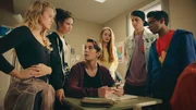 Max (Rory J. Saper, sitzend M.) hat eine Einladung zu einem Hip-Hop-Wettbewerb bekommen. Dazu soll ihre geheime Underground-Tanzgruppe ein Video einreichen. Lena (Jessica Lord, v.l.), Ines (Eubha Akilade), Thea (Hannah Dodd), Jeff (Castle Rock Peters) und Dash (Hiran Abeysekera) überlegen, wie sie das hinbekommen können, obwohl heute ein Besuch im Museum auf dem Lehrplan steht.