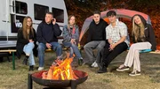 Lagerfeuer-Vibes - aber das Wetter macht, was es will. Davon lassen sich Trang, Ole, Greta, Robin, Deniz und Alexa nicht die Laune verderben.