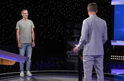 Moderator Alexander Bommes mit dem Kandidaten Michael Warnek.