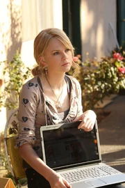 Haley Jones (Taylor Swift) zeigt Nick eine Internetseite, auf der sie übelst beschimpft wird.