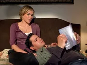 Philipp (Thomas Koch) kommt völlig geschafft aus der Klinik in die Pension. Dort wartet Carola (Anna Kubin) schon auf ihn. Sie will sich bei ihm für ihre manchmal recht vereinnahmende Art entschuldigen.