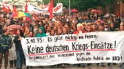 Unter dem Motto "Es gibt nichts zu feiern" ziehen rund 2500 Menschen durch die Düsseldorfer Innenstadt, um gegen die Folgen der Deutschen Einheit zu protestieren. Unter dem Motto "Es gibt nichts zu feiern" ziehen rund 2500 Menschen durch die Düsseldorfer Innenstadt, um gegen die Folgen der Deutschen Einheit zu protestieren.