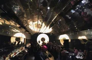 Hinter meterdicken Wänden befindet sich direkt am Berliner Bahnhof Friedrichstraße eine Bar mit einem Interieur wie aus dem legendären Stanley-Kubrick-Film „Space Odyssee“. Hinter meterdicken Wänden befindet sich direkt am Berliner Bahnhof Friedrichstraße eine Bar mit einem Interieur wie aus dem legendären Stanley-Kubrick-Film „Space Odyssee“.