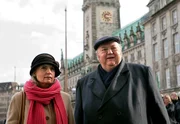 MDR Fernsehen DER DICKE III. STAFFEL FOLGE 36, "Unter falscher Flagge", am Samstag um 11:05 Uhr. Isabel von Brede (Sabine Postel, l.) und Gregor Ehrenberg (Dieter Pfaff, r.) vor dem Hamburger Rathaus. Sie wollen einem Straßenmusikanten helfen, der im Verdacht steht, mit Taschendieben zusammen zu arbeiten.