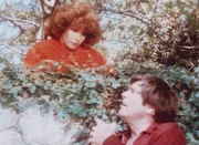 Jennifer (Stefanie Powers, l.) und Jonathan (Robert Wagner, r.) sind dem Entführer von Jonathans angeblichem Sohn auf der Spur ...