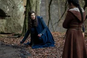 L-R: Moiraine Damodred (Rosamund Pike), Egwene Al'Vere (Madeleine Madden)