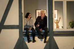 Rina (Pegah Ferydoni) und Alexander (Sebastian Bezzel) freunden sich an.