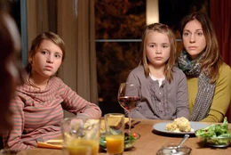 Veronika (Ulrike C. Tscharre, re.), Janina (Janina Fautz, li.) und Leonie (Lara Sophie Rottmann) werden vor vollendete Tatsachen gestellt.
