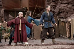 Haben einige Tricks auf Lager, um die Zhaos Armee in Schach zu halten: (v.l.n.r.) Aang (Noah Ringer), Katara (Nicola Peltz) und Sokka (Jackson Rathbone) ...