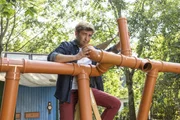 Fritz Fuchs (Guido Hammesfahr) baut ein ausgetüfteltes Bewässerungssystem für seinen Garten. Bevor er es fertigstellen kann, macht er eine außergewöhnliche Entdeckung.