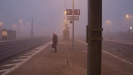 Protagonist Detlev Zander am Bahnsteig.