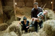 Leyla (Sanam Afrashteh, l.) und Matteo Moreau (Mike Adler, 2.v.r.) finden den kleinen Jungen Jannis Hauser (Pepe Tenner, r.), von Heu versch&uuml;tet, in derScheune.