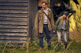 Jan (Torben Liebrecht) und &bdquo;M&uuml;tze&ldquo; (Lara Mandoki) suchen nach einer geheimnisvollen Waldh&uuml;tte.
