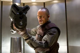 Mit schwerem Gesch&uuml;tz k&auml;mpft Sarge (Dwayne "The Rock" Johnson) gegen Monster aus dem All ...