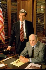L-R: Jack McCoy (Sam Waterston) und Adam Schiff (Steven Hill) L-R: Jack McCoy (Sam Waterston) und Adam Schiff (Steven Hill)