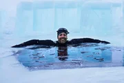 David Blaine posiert im eisigen Wasser des Kilpisj&auml;rvi-Sees.