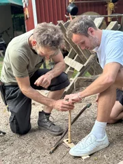 Marc Freukes (l.), der seit zwölf Jahren im Wald lebt, zeigt Leon Windscheid (r.), wie man zurück zum Ursprung findet. Hier machen sie mit einfachen Hilfsmitteln ein Feuer. Marc Freukes (l.), der seit zwölf Jahren im Wald lebt, zeigt Leon Windscheid (r.), wie man zurück zum Ursprung findet. Hier machen sie mit einfachen Hilfsmitteln ein Feuer.