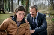 Maja Wichmann (Friederike Becht) wird von ihrem Flüsterer (Philipp Hochmair) immer wieder mit ihrem Trauma konfrontiert. Maja Wichmann (Friederike Becht) wird von ihrem Flüsterer (Philipp Hochmair) immer wieder mit ihrem Trauma konfrontiert.