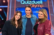 Moderatorin Esther Sedlaczek (M.) mit den Kandidatinnen des Teams "Popstars": Mandy Capristo (l.) und Alina Wichmann (r.).
