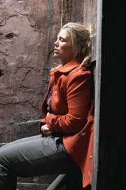 Auf der Suche nach einem Kalb fällt Tess (Bridie Carter) in einen tiefen Schacht.