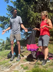 Simon und Géraldine Fasnacht sind das beste Wingsuit-Basejump-Paar der Welt. Géraldine fliegt im Auftrag von Sponsoren von extremen Felskanten – auch in der Antarktis oder vom Matterhorn.