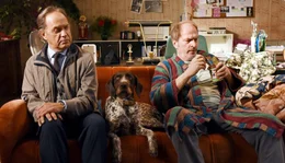 Hans (Herbert Knaup, rechts) und Joachim (Uwe Ochsenknecht) ahnen nicht, dass die clevere Isolde sie gegeneinander ausspielt.