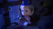 Mascha sitzt mit einer Glaskugel in ihrem Bett und erzählt die Geschichte des abergläubischen Mädchens. Mascha sitzt mit einer Glaskugel in ihrem Bett und erzählt die Geschichte des abergläubischen Mädchens.