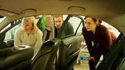 Kriminaltechnikerin Roswitha Prinzler (Silke Matthias, l.) untersucht Alexandras Wagen. Offensichtlich ist der Schuss im Wagen gefallen. Fügen sich langsam alle Puzzle-Teile für die Kommissare Pöhlmann (Dominic Boeer, M.) und Joost (Nike Fuhrmann, r.) zusammen?