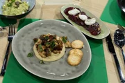 Tagesmotto "Leibgericht": Gebratene Pilze mit Erdnussbutter-Hummus, Rote- Bete-Carpaccio und Cracker von Mareike Oeltjen