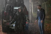 Kim Noakes (Maisie Williams, l.); Nicky (Mawaan Rizwan, r.)