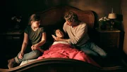 Lore (Judith Sehrbrock, M) ist in ihren Erinnerungen gefangen, Richard (Michael von Au) und Tami (Toni Fahrenholz) stehen ihr bei. Lore (Judith Sehrbrock, M) ist in ihren Erinnerungen gefangen, Richard (Michael von Au) und Tami (Toni Fahrenholz) stehen ihr bei.