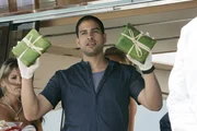 Eric (Adam Rodriguez) hat weitere Blister gefunden. Jason Billings hat also f&uuml;r seinen Chef mit seinem Boot Drogen ins Land geschmuggelt. Musste er deswegen sterben?  +++