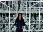 Dr. Mai Thi Nguyen-Kim steht in einem Spiegelkabinett: Woher wissen wir eigentlich, dass die Welt in unseren Köpfen wirklich existiert und wir uns nicht in einer Simulation befinden? Darüber denken Menschen nicht erst seit dem Film "Matrix" nach, sondern schon seit der Antike. Dr. Mai Thi Nguyen-Kim steht in einem Spiegelkabinett: Woher wissen wir eigentlich, dass die Welt in unseren Köpfen wirklich existiert und wir uns nicht in einer Simulation befinden? Darüber denken Menschen nicht erst seit dem Film "Matrix" nach, sondern schon seit der Antike.