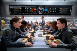 Auf ihren Schultern liegt die Rettung der Menschheit: der blitzgescheite Au&szlig;enseiter Ender (Asa Butterfield, r.) und Petra (Hailee Steinfeld, l.) ...
