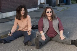 FBI Agentin Sarah Ashburn (Sandra Bullock, l.) ist alles andere als ein Teamplayer und ihre Kollegin aus Boston, die kaltschn&auml;uzige Streifenpolizistin Shannon Mullins (Melissa McCarthy, r.), arbeitet ebenfalls h&ouml;chst ungern mit anderen zusammen. Doch nur gemeinsam k&ouml;nnen sie einem fiesen Drogenbaron das Handwerk legen ...
