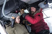 Nachdem ein Helikopter im Sturm verungl&uuml;ckt ist, k&uuml;mmert sich Overg&aring;rd (Mads Mikkelsen) um die &Uuml;berlebende (Mar&iacute;a Thelma Sm&aacute;rad&oacute;ttir).