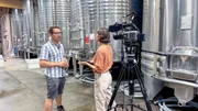ORF-Korrespondentin Cornelia Primosch im Weinkeller von L’Arjolle mit Winzer Francois Teisserenc. Hier entsteht das Grundprodukt für alkoholfreien Wein. ORF-Korrespondentin Cornelia Primosch im Weinkeller von L’Arjolle mit Winzer Francois Teisserenc. Hier entsteht das Grundprodukt für alkoholfreien Wein.