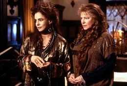Die Schwestern Frances "Franny" Owens (Stockard Channing, li.) und Bridget "Jet" Owens (Dianne West) haben Gillian und Sally gro&szlig;gezogen. Auch sie sind mit dem Fluch belegt.