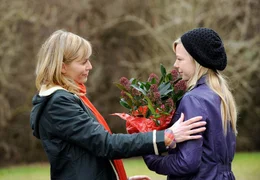 Zwischen Johanna (Gesine Cukrowski, links) und Holly (Valerie Rall) ist das Eis gebrochen.