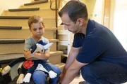 Leon streitet mit Papa, weil er nicht in den Kindergarten will. Leon streitet mit Papa, weil er nicht in den Kindergarten will.