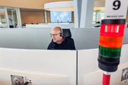 Peter Salzgeber in der Notrufzentrale der Rega.