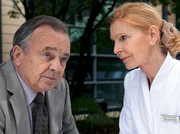Das Thema Sterbehilfe beschäftigt auch die Oberschwester Ingrid (Jutta Kammann). Sie möchte eine Patientenverfügung aufsetzen und Prof. Simoni (Dieter Bellmann) muss ihr versprechen, diese im Notfall einzuhalten.