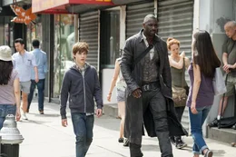 Vorne, l-r: Jake Chambers (Tom Taylor), Roland Deschain (Idris Elba).