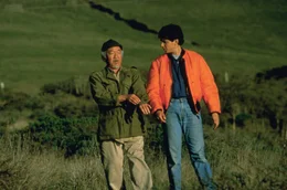 Mr. Miyagi (Pat Morita, l.) ist von den Pl&auml;nen Daniels (Ralph Macchio) bei einem gro&szlig;en Karate-Turnier teilzunehmen wenig begeistert.