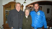 Von links: Dirk, Anneliese und Trödel-Experte Andreas Bierschock.