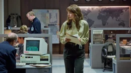 CIA-Agentin Saskia Starke (Petra Schmidt-Schaller) weckt das Misstrauen ihres Chefs Jeremy Redman (Ulrich Thomsen).