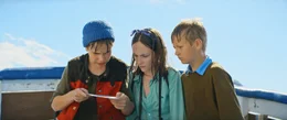 Pertsa (Olavi Kiiski), Kilu (Oskari Mustikkaniemi) und Pirkko (Sara V&auml;nsk&auml;) wundern sich &uuml;ber Liiisas Nachricht.