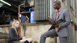 Cassie (Dakota Fanning) und Agent Carver (Djimon Hounsou).